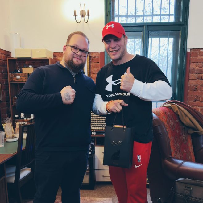 Dneska ke mě do studia v rámci Parfémové degustace dorazil i pětinásobný mistr republiky a mistr světa v kickboxu v těžké...